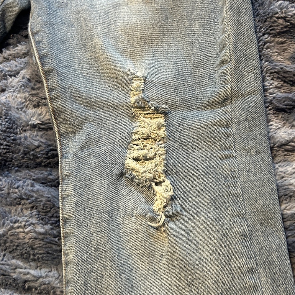 Trendy Distressed Gray Skinny Jeans - Picture 4 of 9